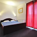 Hotel Lav 3*