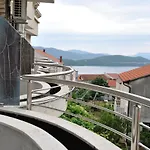Hotel Lav
