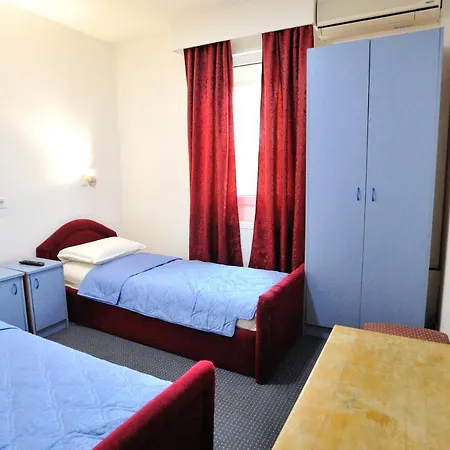 Lav Hotell 3*
