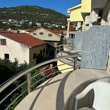 Hotel Lav